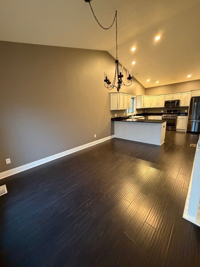 Building Photo - COMMINNG SOON - 4 BED 3 1/2 BATH HOUSE