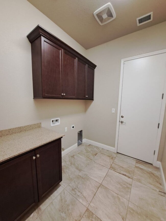 Building Photo - Beautiful 4 Bedroom Home In Clovis!