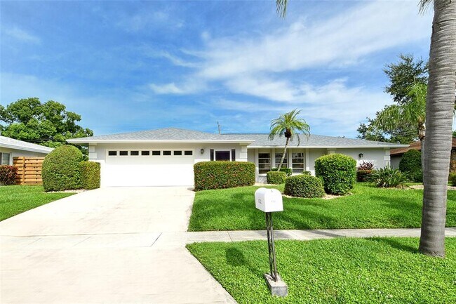Building Photo - 6722 Roxbury Dr
