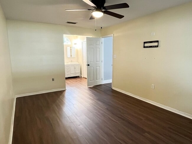 Building Photo - 947 Wages Way