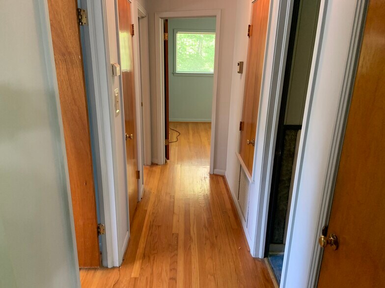 Building Photo - 56 Meadowlane Dr