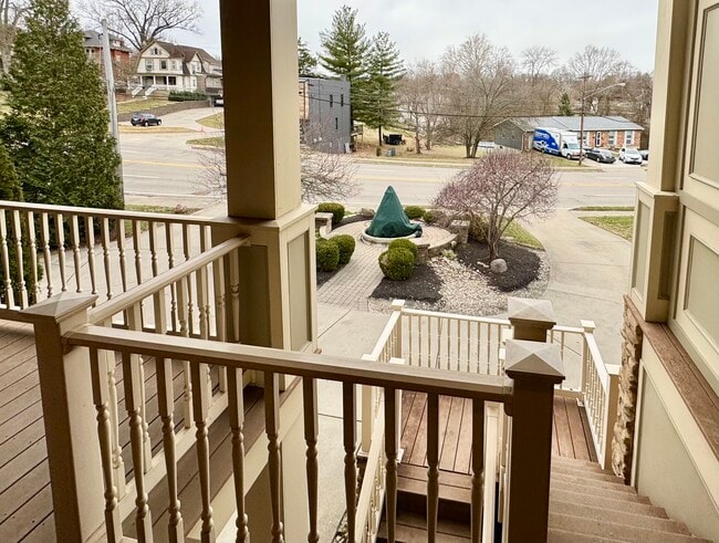 Building Photo - 512 S Grand Ave