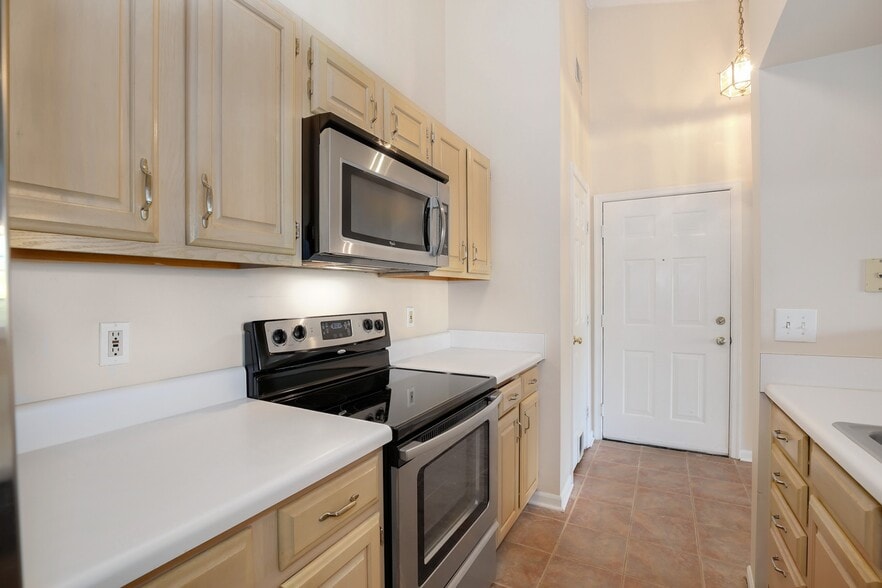 Building Photo - 13100 Briarcliff Terrace