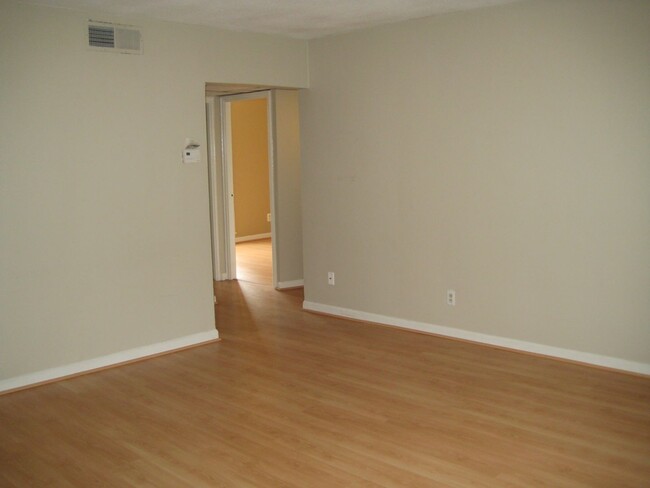 Building Photo - Top-Floor 2BR Unit with Prime Location Nea...