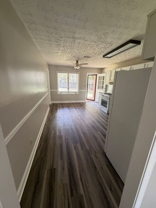 Building Photo - Cozy 3 bedroom 2 bath ranch duplex!