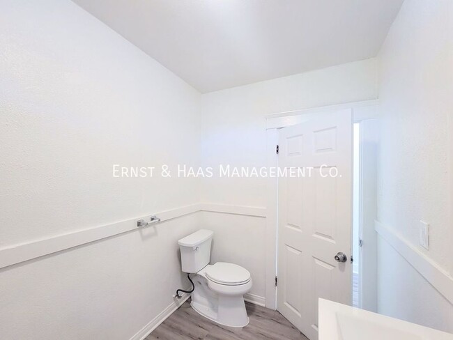 Building Photo - 2068 Linden Ave