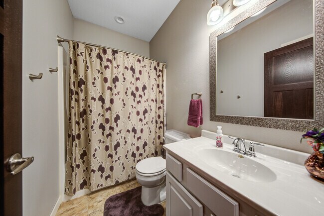 Primary ensuite full bath - 2163 Rolling Green Ln