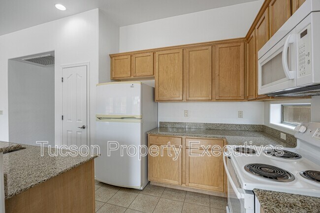 Building Photo - 7585 E Picket Fence Ln