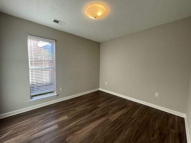 Building Photo - Adorable home in Ross Point Farms