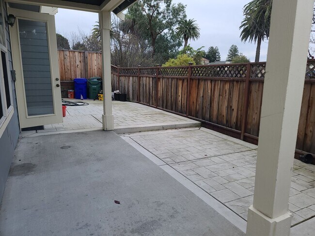 Building Photo - Beautiful Tri-Level Home in Hercules