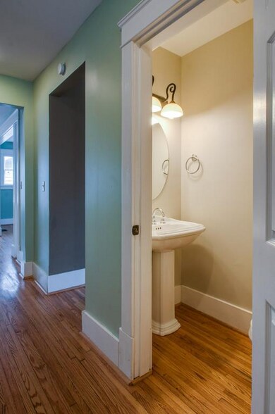 Building Photo - 1106 Lawrence Ave