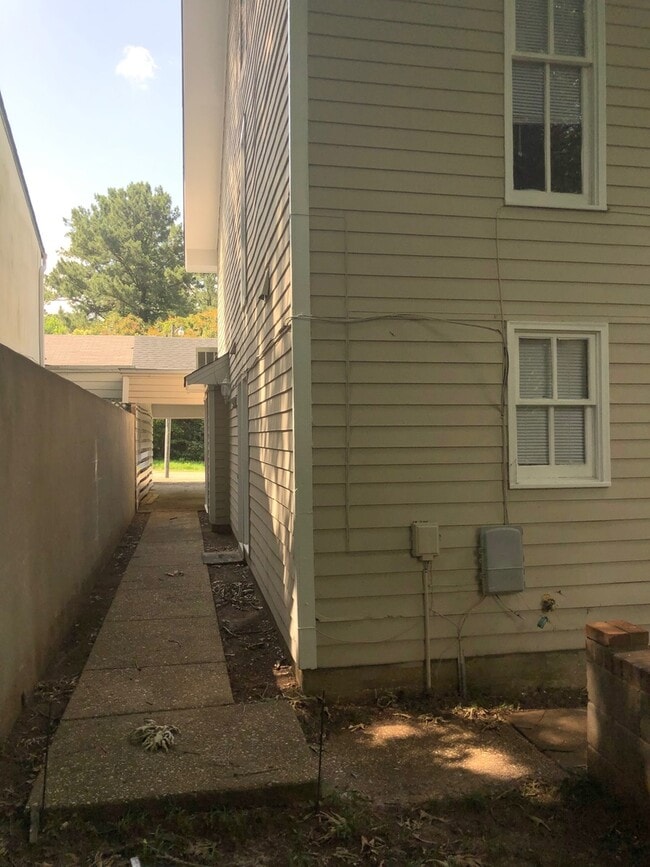 Building Photo - Large Townhome