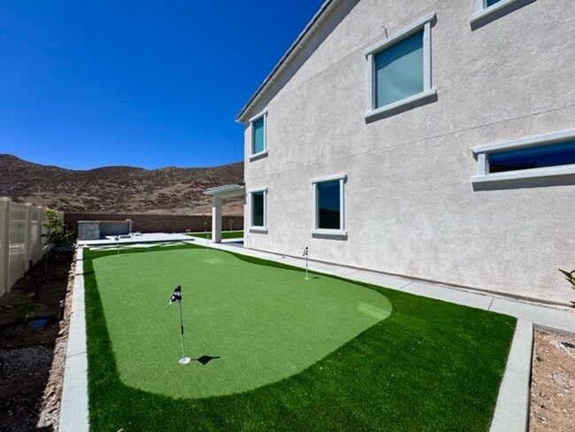 Building Photo - Spacious 5BD/3BA Home with Loft, Solar & B...