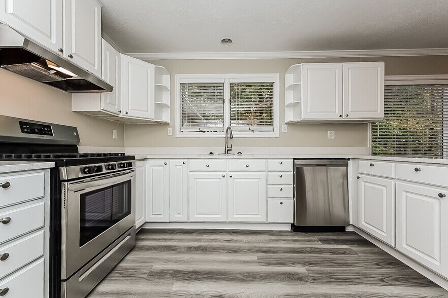 Building Photo - 130 Maple Pl