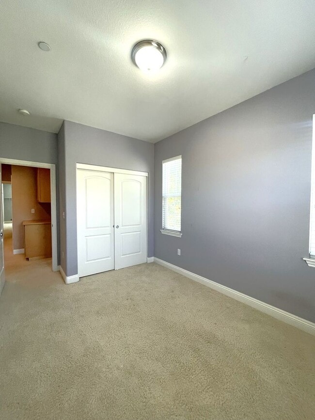 Building Photo - Stunning 3 Bedroom 2.5 Bath Town Home in p...