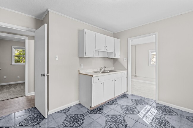 Building Photo - Stylish & Newly Renovated 4 Bedroom 2 Bath...