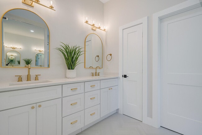 Building Photo - 1248 N Harbor Dr