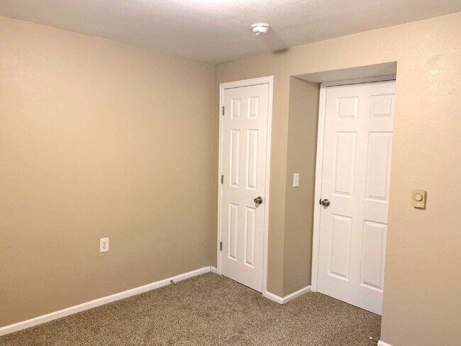 Building Photo - "Spacious 4-Bedroom Haven with 2 Full Baths in Prime Fort Collins Location!"