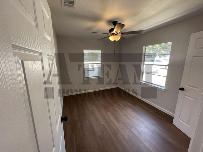 Building Photo - Cozy Lake View 2 Bed 1 Bath house for rent!