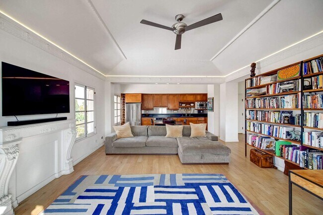 Building Photo - 109 N Sycamore Ave