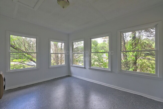 Building Photo - 212 Clarkdell Dr
