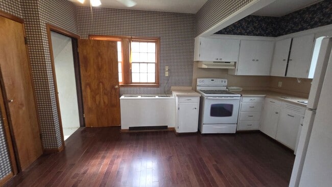 Building Photo - 4 bed 2 bath home