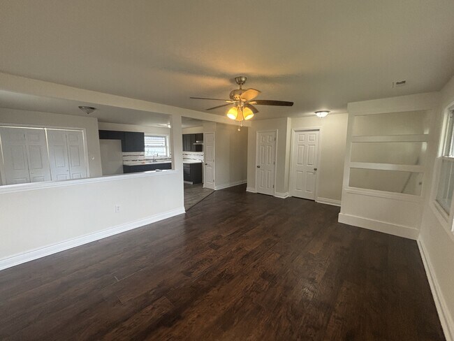 Building Photo - 2059 Roosevelt Pl