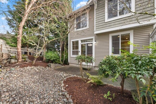 Building Photo - AIR CONDITIONED Townhome in Beautiful Summ...