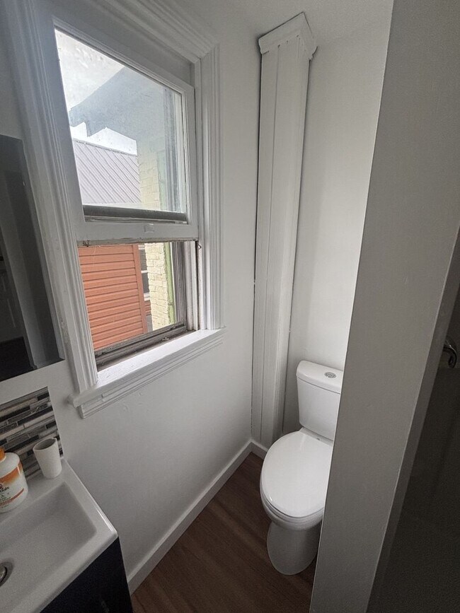 Building Photo - 154 E Liberty St