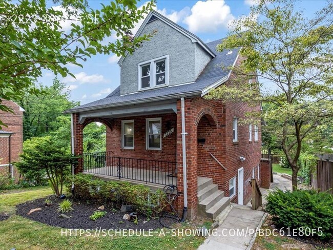 Building Photo - Vintage Hillcrest Home with huge Backyard