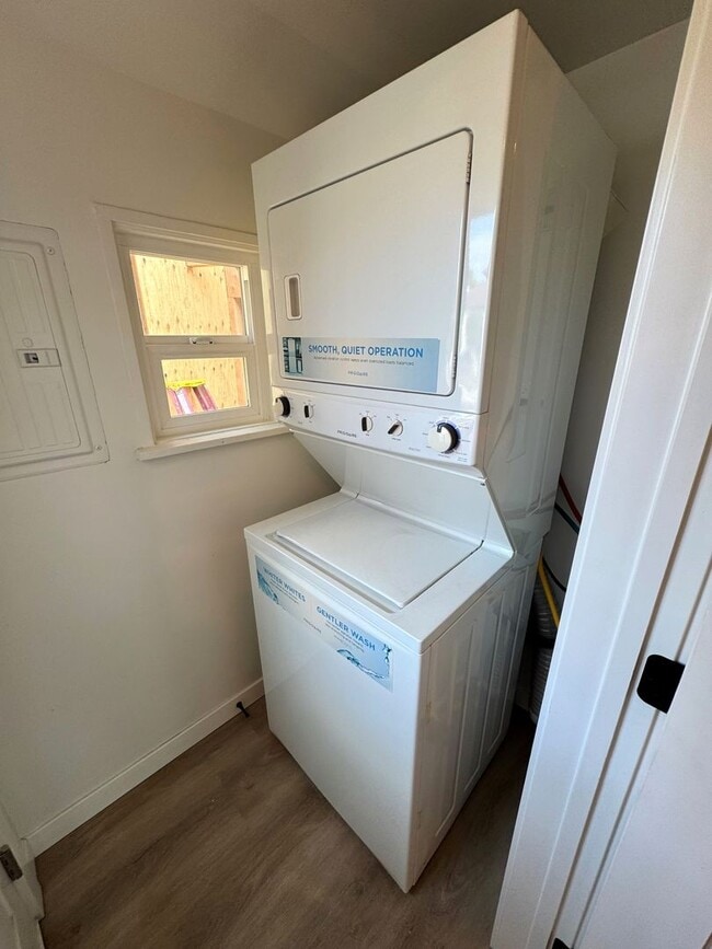 Building Photo - Remodeled Midtown Apartment- Private Washer/Dryer +AC!!