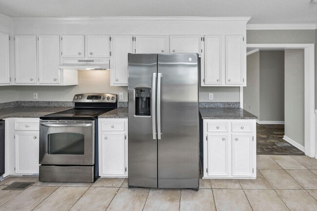 Building Photo - Refined 3-Bedroom Home with New LVP Flooring in Prime West Columbia Location!