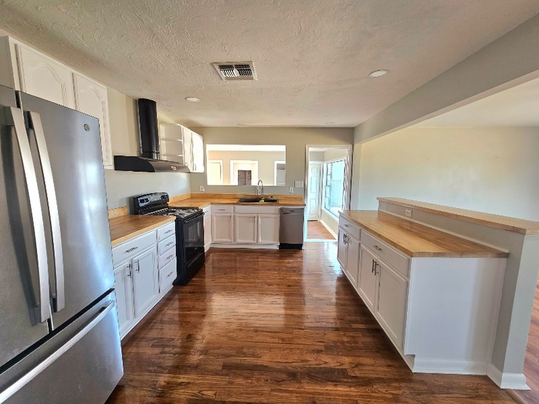 Building Photo - 513 Oakdale Dr