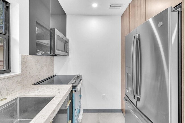 Building Photo - 2460 SW 58th Manor