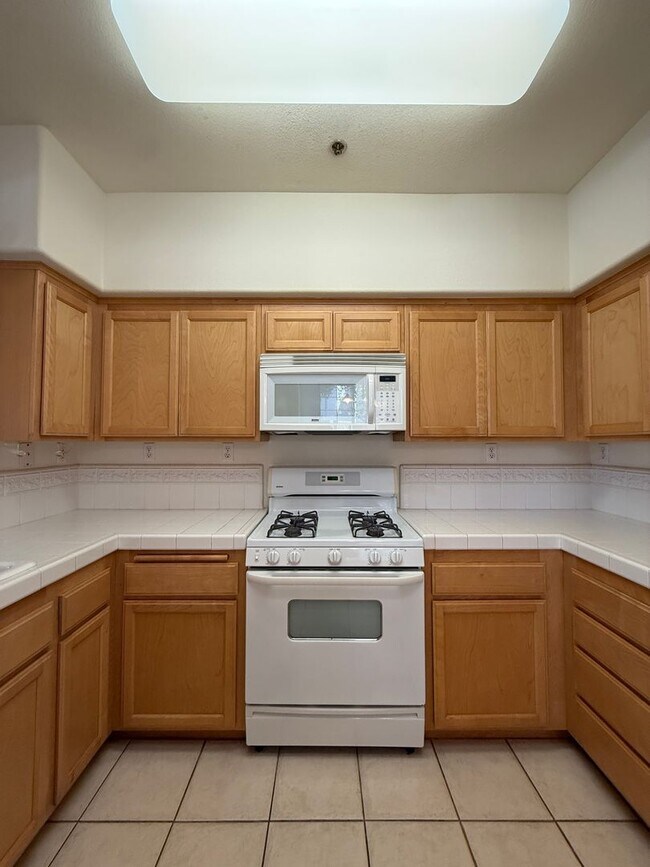 Building Photo - Centrally Located Downstairs Condo in the Oak Creek Villas