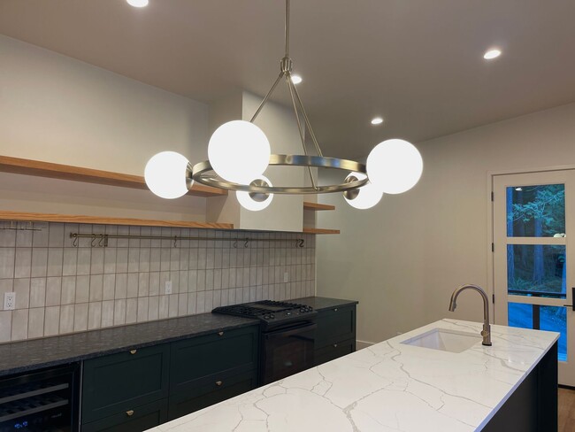 Building Photo - Absolutley stunning custom home in desirab...