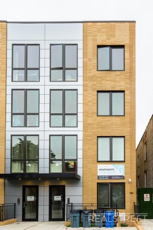 Building Photo - No Fee Large 2+ Bed Duplex w BACKYARD & LAUNDRY In Unit