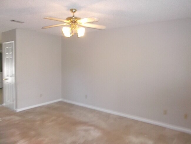 Building Photo - 125 Lakeview Dr