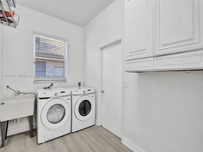 Building Photo - 4310 NW 63rd Ave