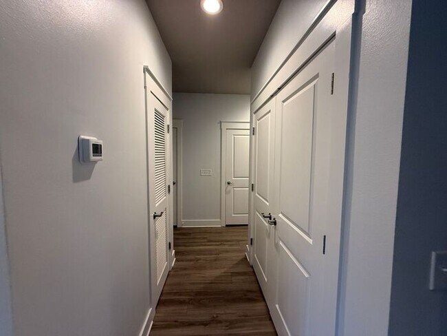 Building Photo - Gulf Breeze - 4 bedroom, 2.5 bathroom - lawn care included