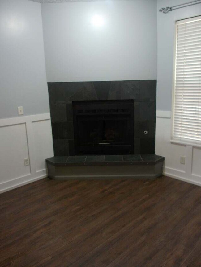 Building Photo - MOVE IN SPECIAL - Great Location near KU and Westport! Adorable CONDO for RENT NOW!