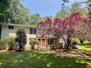 Building Photo - Gorgeous 2 Bed Condo in the heart of Carrboro!