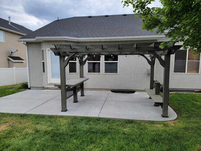 Building Photo - 8256 Imperial Oak Dr
