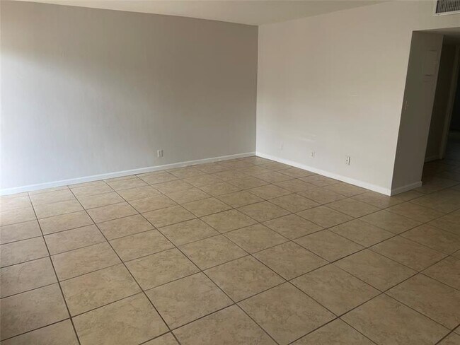 Building Photo - 4051 NE 13th Ave