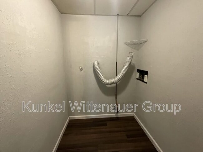 Building Photo - 415 Williamsburg Dr