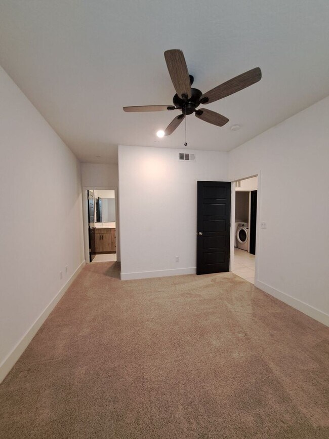 Building Photo - Fresno 3BR Pet-Friendly Townhouse with Community Amenities!