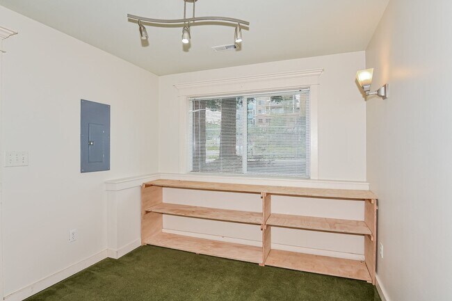 Building Photo - Leasing NOW -- Excellent 7 Bedroom/3 Bathroom Unit Near UW