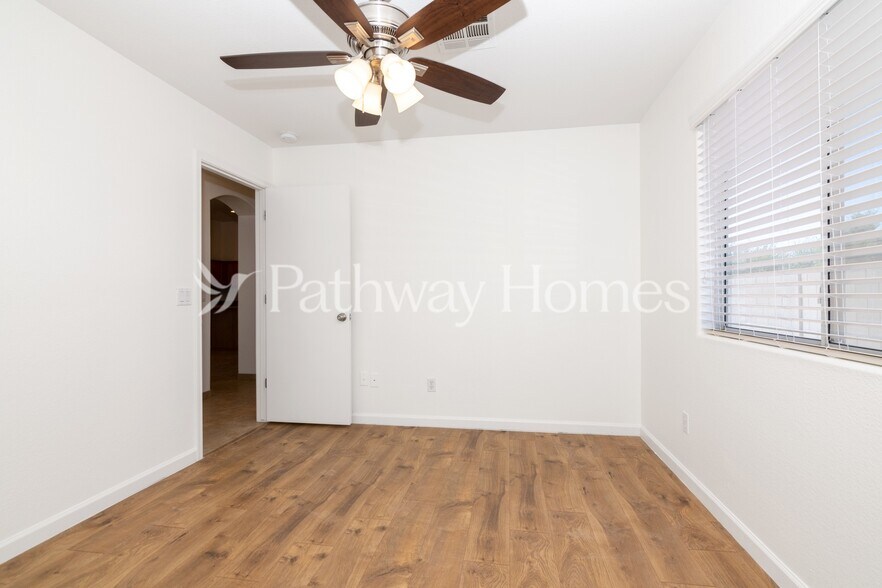 Building Photo - 520 W Musket Pl