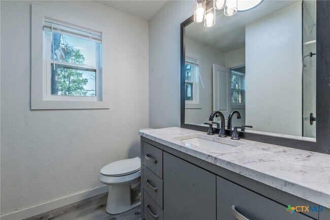 Building Photo - 4013 Valley View Dr