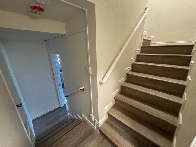 Building Photo - 5 Bedroom, 3.5 Bath, Beautiful 1,856 SQ FT...
